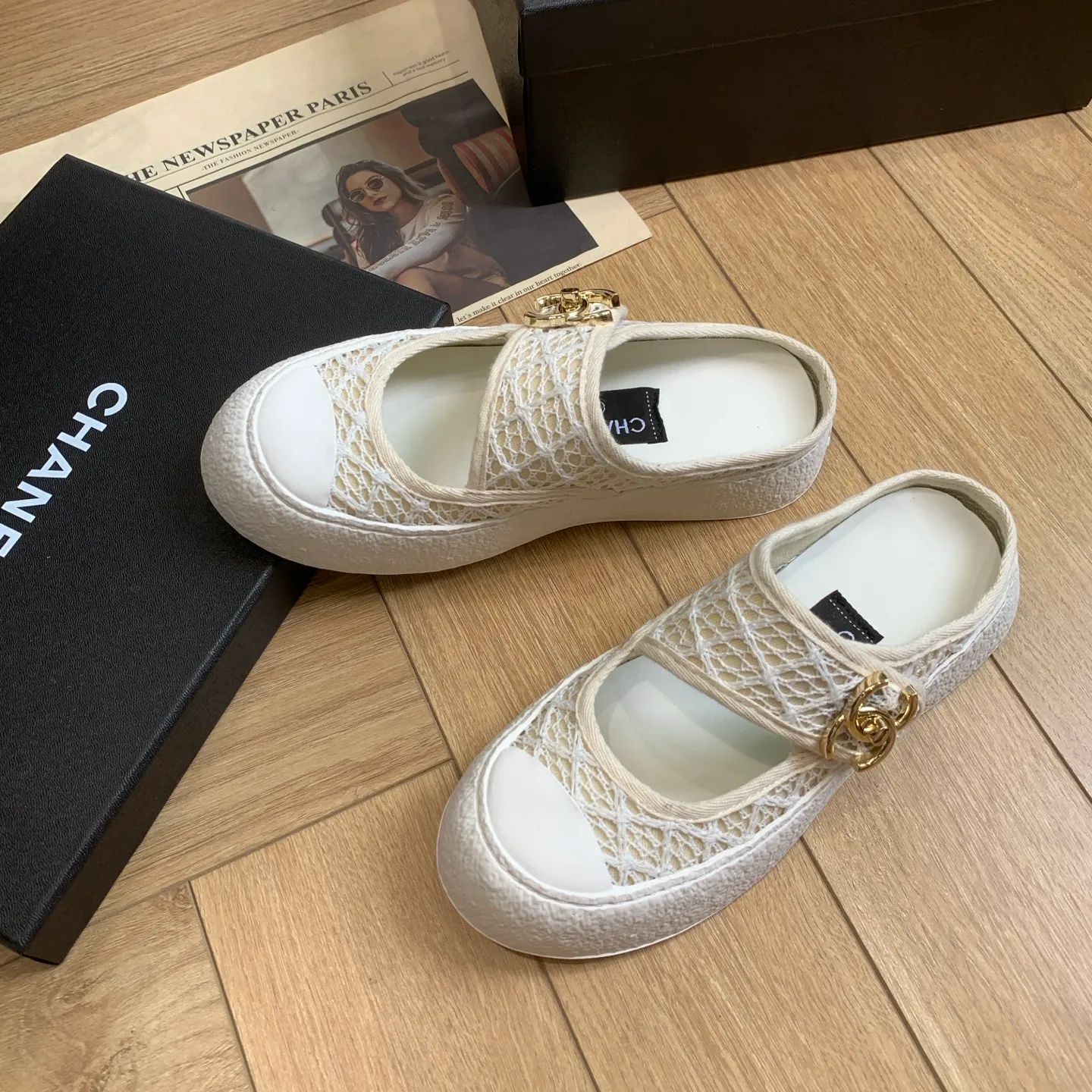 👟👟Ex-factory price 540👟👟 🍀Chanel Chanel 24P Xiaoxiang's latest hot style big-toe shoes, doll shoes, casual sports shoes, white shoes, loafers Xiaoxiang's big-toe shoes this season are cool and cute. The toe and lace surface are eye-catching. The sense of elegance in casual is overwhelming. The classic design with metal round buckle is particularly eye-catching. The flat design is extremely comfortable. Daily matching, a must-have tool for looking cool when going out on the street. Fabric: original customized lace + special materials. Lining: original cloth. Foot pads: sheepskin. Sole: original molded non-slip TPU outsole. Bottom thickness: 3.5CM. Size: 35-41 (customized for 40 and 41) 👉